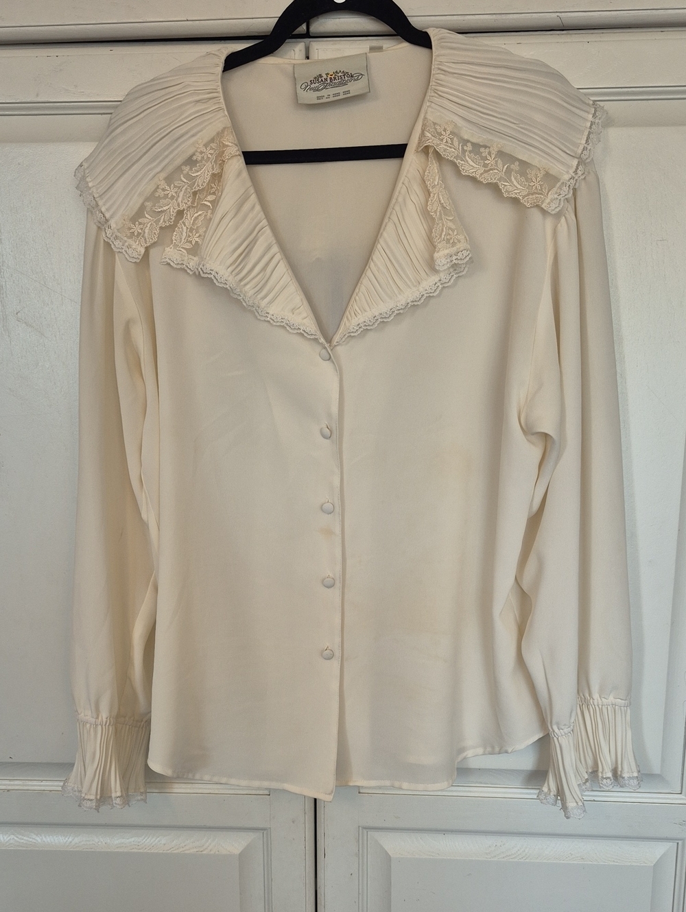 Vintage Cream Button-Front Blouse with Pleated Lace Collar And Sleeves